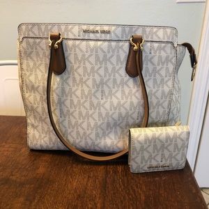 Gently used Micheal Kors purse and wallet!